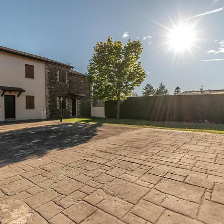 House With Garden And Fireplace Osséja